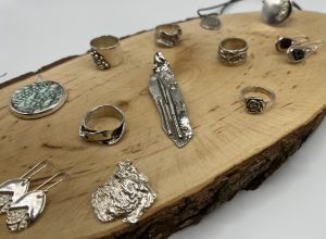 Sjiekerie, workshops, Sittard, Limburg, creatief, creatieve workshop, uitje, vriendinnen, gezellig, Stone Art, beelden maken, dikke dames, slanke dames, zilverklei, zilver, zelf sieraden maken, ring, oorbellen, hanger, diy, leuke workshop, Saskia Steuns, workshop Sittard, workshop Limburg, vrijgezellenfeest, bedrijfsuitje, teambuilding, sjikerie, siekerie, chiquerie, powertex, beeld beelden maken, tuinbeeld, pyrografie, mozaïek, houtbranden, teamuitje, team, uitje, crea, creabea, art clay zilverklei workshop Sittard creatief Limburg uitje creatieve workshops